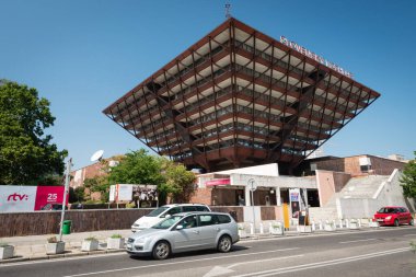 BRATISLAVA, SLOVAKIA - 21 Ağustos 2018: Slovakya Radyosu (Slovensky rozhlas), başkent Slovakya, Bratislava 'da ters dönmüş bir piramit şeklindeki bina