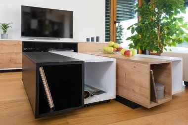 Modern oturma odasındaki özel masa.