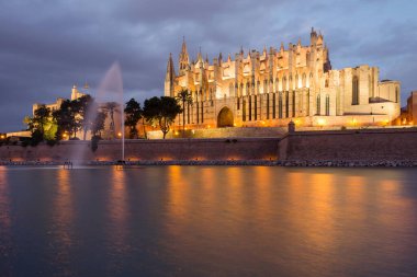 La Seu Katedrali alacakaranlıkta, Palma de Mallorca, Balear Adaları, İspanya üzerinde yansımasıyla