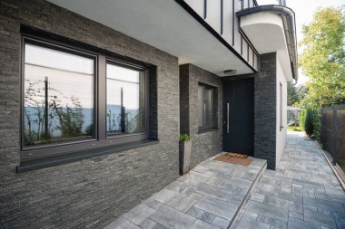 Modern eve giriş kapısı