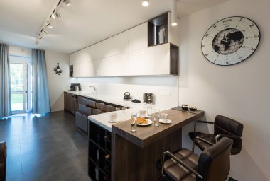 Dahili aletleri olan modern mutfağın içi.