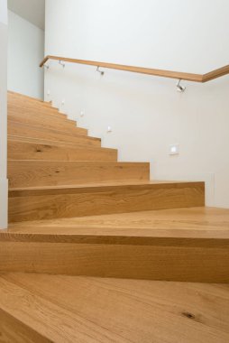 Modern evdeki ahşap merdivenlerin detayları.