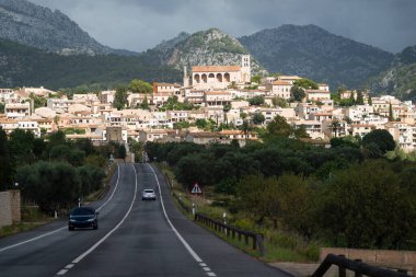 İspanya 'nın Mallorca adasındaki güzel köy Selva' ya giden yol