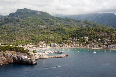 İspanya 'nın Akdeniz Denizi' ndeki Mallorca adasındaki mavi bir gölde bulunan Port de Soller kasabasının güzel manzarası.