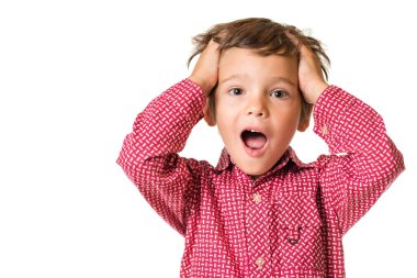 Genç bir çocuk başını tutuyor, beyaz arka planda soyutlanmış.