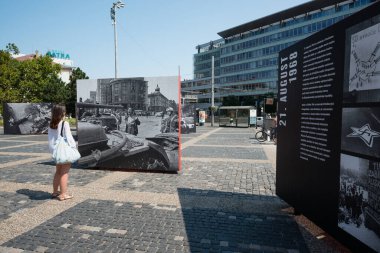 BRATISLAVA, SLOVAKIA - 21 AĞUSTOS 2018: Genç bayan L. Bielik 'in ikonik fotoğrafına bakın: Slovakya' nın Bratislava kentindeki Hodzova meydanında İşgalcilerin Önündeki Çıplak Göğüslü Adam