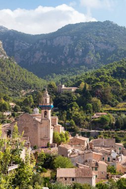 İspanya 'nın Mallorca adasındaki Tramuntana Dağları' nda bulunan küçük Valldemossa köyü