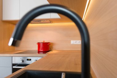 BRATISLAVA, SLOVAKIA - 17 DEC 2018: Bratislava, Slovakya merkezli Kivvi mimarlarının tasarladığı küçük dairenin mutfak alanı