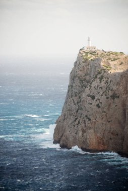 Mallorca, İspanya 'daki Kaptan de Formentor' da deniz feneri ve uçurum kayaları