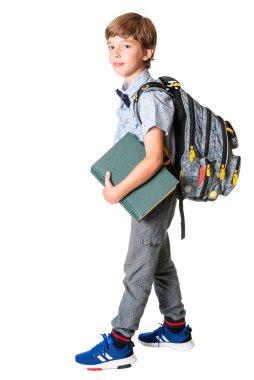 Sırt çantalı genç büyük bir kitap tutuyor, beyaz arka planda soyutlanmış.