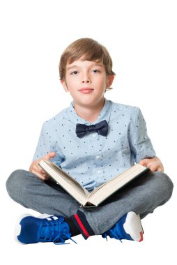 Genç, tapılası bir çocuk, beyaz arka planda soyutlanmış