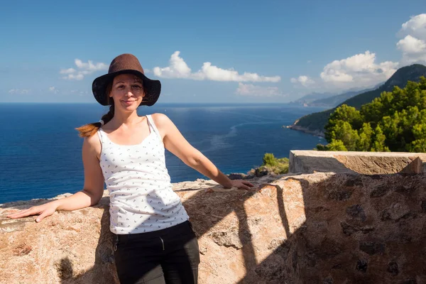 Jovem Mulher Atraente Posando Vigia Pela Torre Des Verger Ilha — Fotografia de Stock