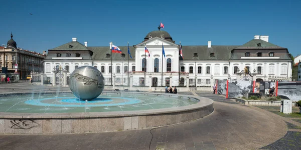 Bratislava Σλοβακια Αυγουστου 2018 Προεδρικό Μέγαρο Grassalkovich Και Συντριβάνι Νεολαία — Φωτογραφία Αρχείου