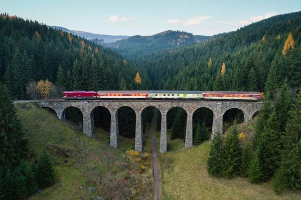 Zug Fährt Durch Chmarossky Viadukt Der Nähe Des Dorfes Telgart — Stockfoto