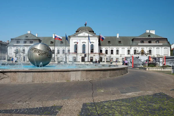 Bratislava Σλοβακια Αυγουστου 2018 Προεδρικό Μέγαρο Grassalkovich Και Συντριβάνι Νεολαία — Φωτογραφία Αρχείου