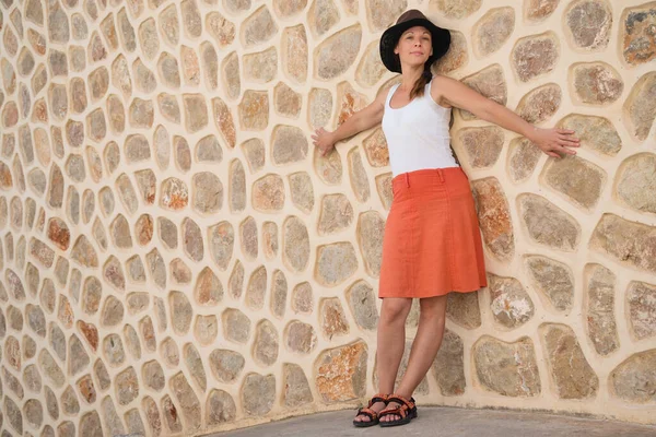 Jovem Mulher Atraente Posando Pela Parede Pedra — Fotografia de Stock