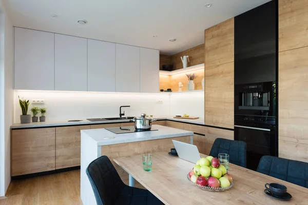 Modern mutfağın içinde bir ev.