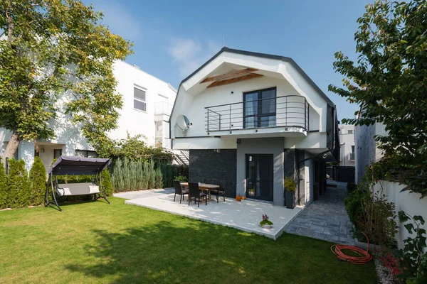 Modern evin dış görünüşü - bahçenin manzarası