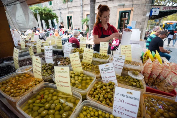 Esporles Spanje Lgo 2018 Gekleurde Olijven Koop Een Lokale Markt — Stockfoto