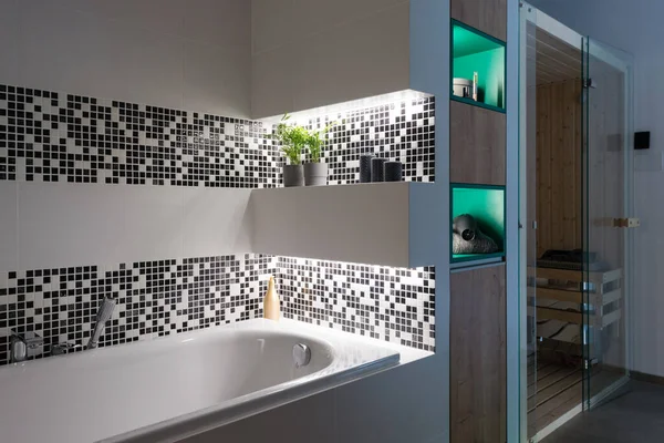 Banheiro Casa Moderna Com Banheira Pequena Cabine Sauna — Fotografia de Stock