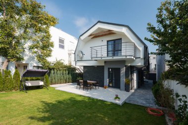 Modern evin dış görünüşü - bahçenin manzarası