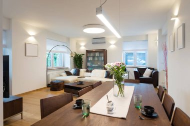 Modern evdeki yemek masası mutfağın yanında.