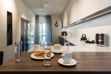 Modern evin mutfağı.