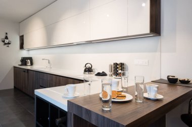 Modern evin mutfağı.