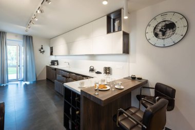 Dahili aletleri olan modern mutfağın içi.