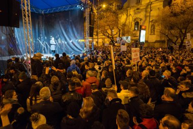 BRATISLAVA, SLOVAKIA - 16 MAR 2018: Slovakya 'nın Bratislava kentinde hükümet karşıtı bir gösteri sırasında protestocular pankart tutuyorlar