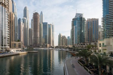 DUBAI, BAE - 14 Şubat 2018: Dubai Marina, BAE 'deki modern gökdelenlerin görüntüsü