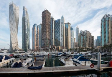 DUBAI, BAE - 14 Şubat 2018: Dubai Marina, BAE 'deki modern gökdelenlerin görüntüsü