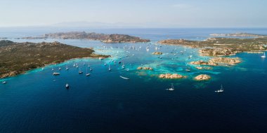 Sardunya ve Korsika arasındaki adaların yakınlarındaki yelkenli yatlarının hava manzarası.