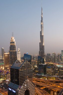 DUBAI, BAE - 15 Şubat 2018: Dubai silueti günbatımında Burj Halife ile, dünyanın en yüksek binası ve Şeyh Zayed karayolu trafiği, BAE