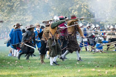 BRATISLAVA, SLOVAKIA - 30 Eylül 2017 'de Slovakya' nın Bratislava kentinde Barok Savaşı 'nın yeniden canlandırılması sırasında savaş