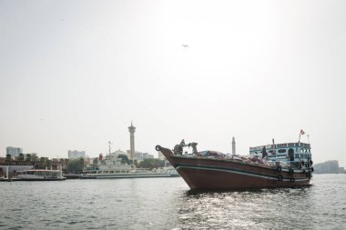 DUBAI, BAE - 14 Şubat 2018: Dubai, Birleşik Arap Emirlikleri 'nde Dubai deresi boyunca seyir yapan geleneksel ahşap Arap teknesi