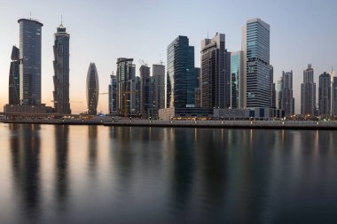 Dubai İş Sahası 'nın Skyline' ı, hava kararınca, BAE