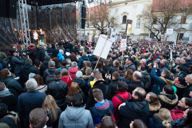 BRATISLAVA, SLOVAKIA - MAR 16, 2018: aktör Juraj Kemka, Slovakya 'nın Bratislava kentinde hükümet karşıtı bir gösteri sırasında insanlarla konuştu