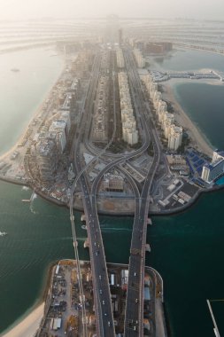 DUBAI, BAE - 16 Şubat 2018: The Palm Jumeirah in Dubai, BAE, alacakaranlıkta havadan görüntüsü
