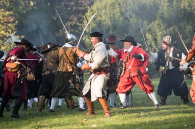 BRATISLAVA, SLOVAKIA - 30 Eylül 2017 'de Slovakya' nın Bratislava kentinde Barok Savaşı 'nın yeniden canlandırılması sırasında savaş