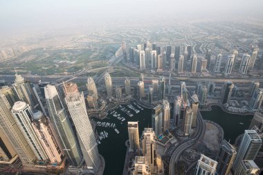 DUBAI, BAE - 16 Şubat 2018: Dubai Marina, Birleşik Arap Emirlikleri
