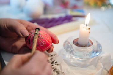 Paskalya yumurtalarını balmumuyla boyamak. Paskalya tatili için hazırlık