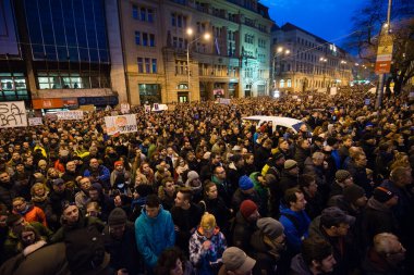 BRATISLAVA, SLOVAKIA - 16 MAR 2018: Bratislava, Slovakya sokaklarında hükümet değişikliği talep eden gösteri