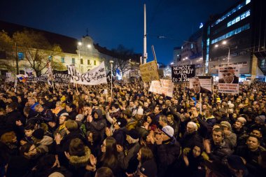 BRATISLAVA, SLOVAKIA - 16 MAR 2018: Slovakya 'nın Bratislava kentinde hükümet karşıtı bir gösteri sırasında protestocular pankart tutuyorlar