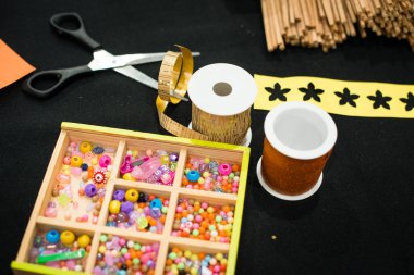 Noel süslemeleri yapmak için el yapımı araçlar