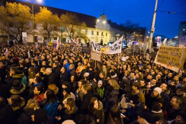 BRATISLAVA, SLOVAKIA - 16 MAR 2018: Slovakya 'nın Bratislava kentinde hükümet karşıtı bir gösteri sırasında protestocular pankart tutuyorlar