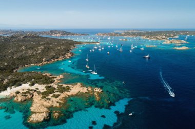 Sardunya ve Korsika arasındaki adaların yakınlarındaki yelkenli yatlarının hava manzarası.