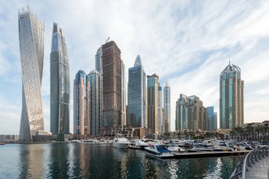 DUBAI, BAE - 14 Şubat 2018: Dubai Marina, BAE 'deki modern gökdelenlerin görüntüsü