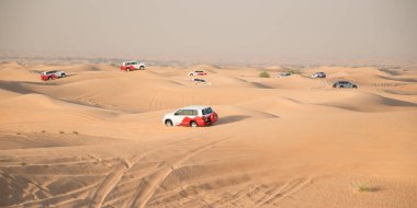 DUBAI, BAE - 18 Şubat 2018: Çöl safarisi - kum tepelerinde off-road araçları sürmek, Dubai, BAE yakınlarındaki çölde turistler için geleneksel eğlence
