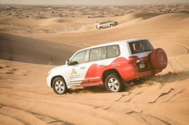 DUBAI, BAE - 18 Şubat 2018: Çöl safarisi - kum tepelerinde off-road araçları sürmek, Dubai, BAE yakınlarındaki çölde turistler için geleneksel eğlence
